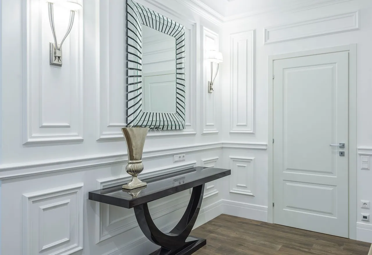 Couloir contemporain clair à sol continu