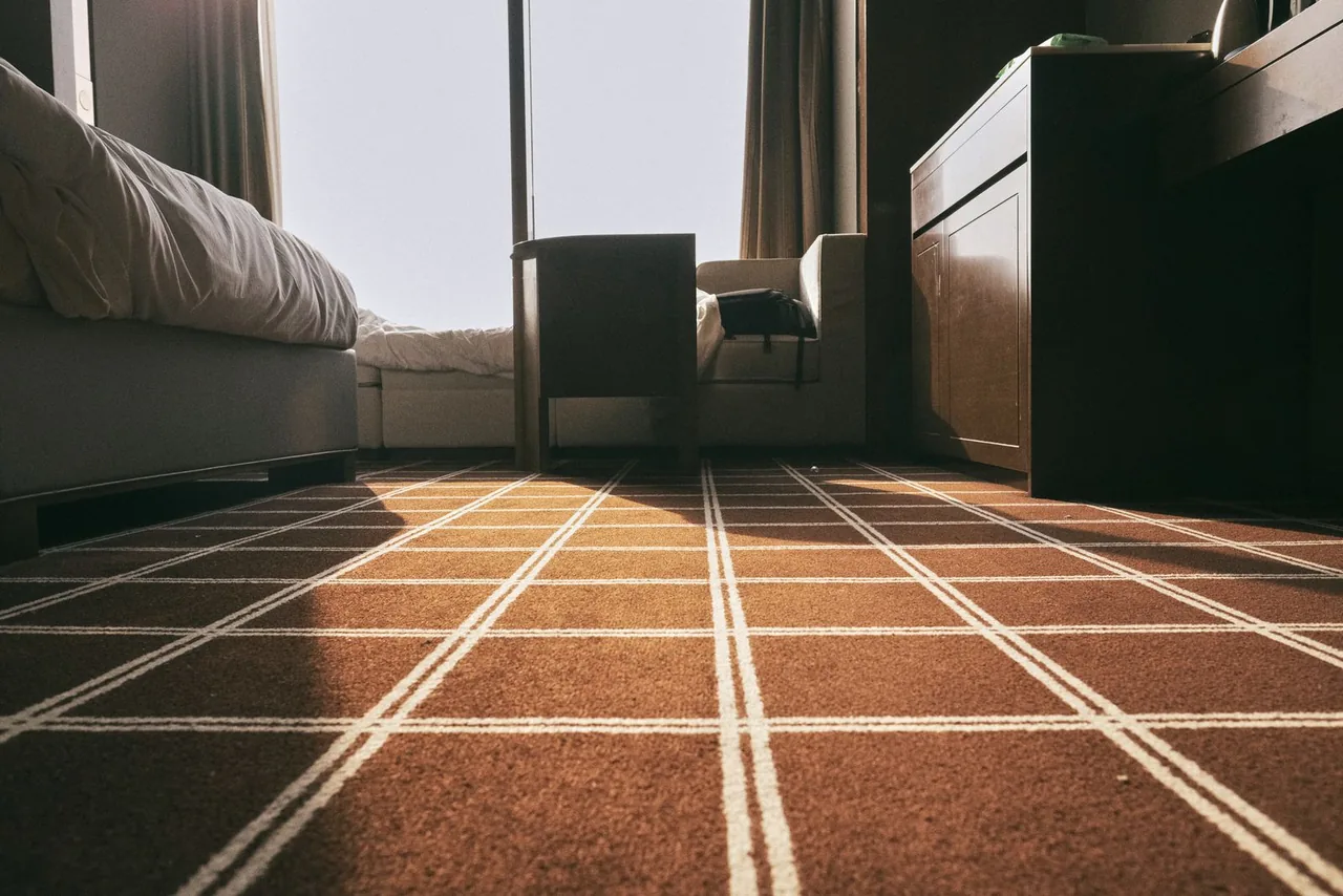Moquette en lé posée dans une chambre