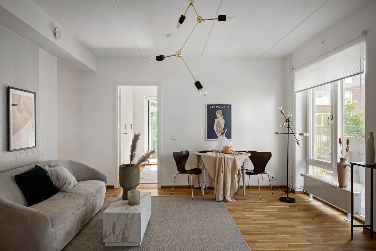 Séjour contemporain lumineux à sol bois clair