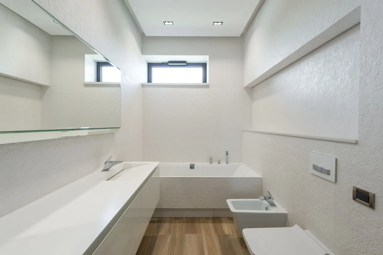 Salle de bains claire à sol souple aspect bois