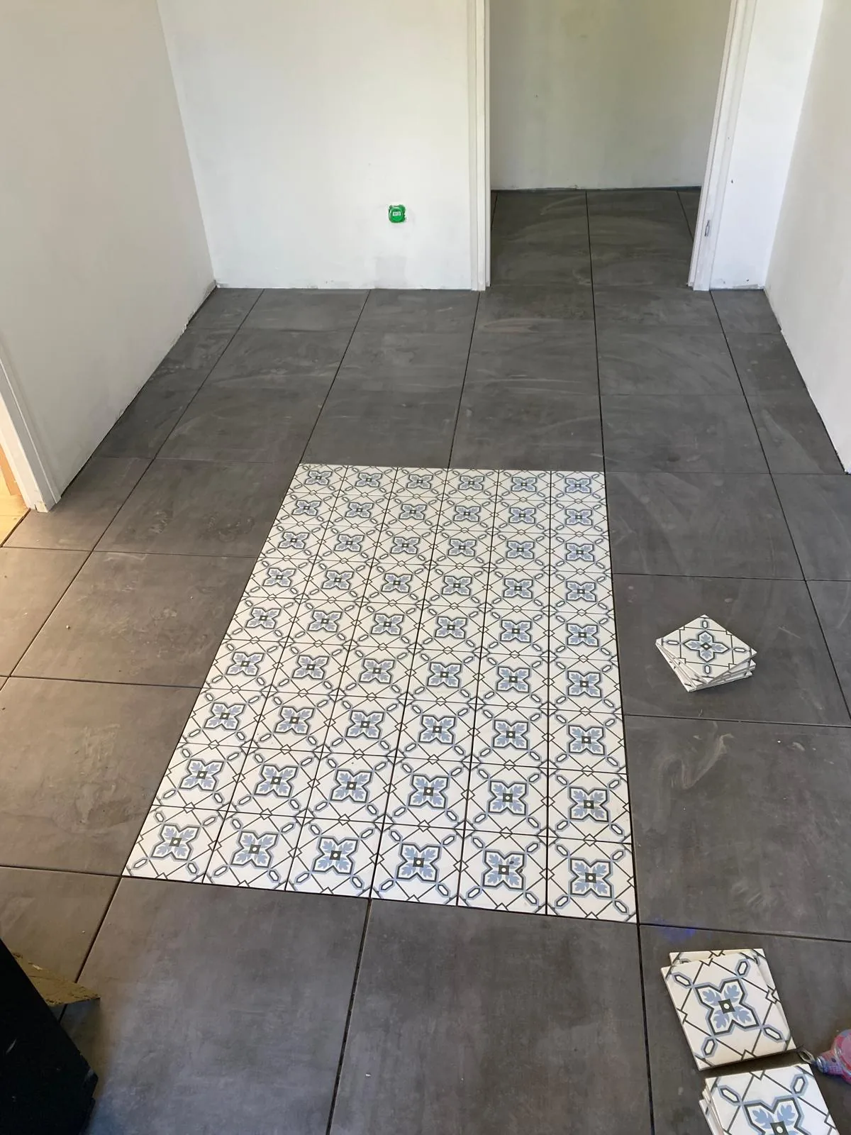 Sol en carreaux de ciment à motifs géométriques