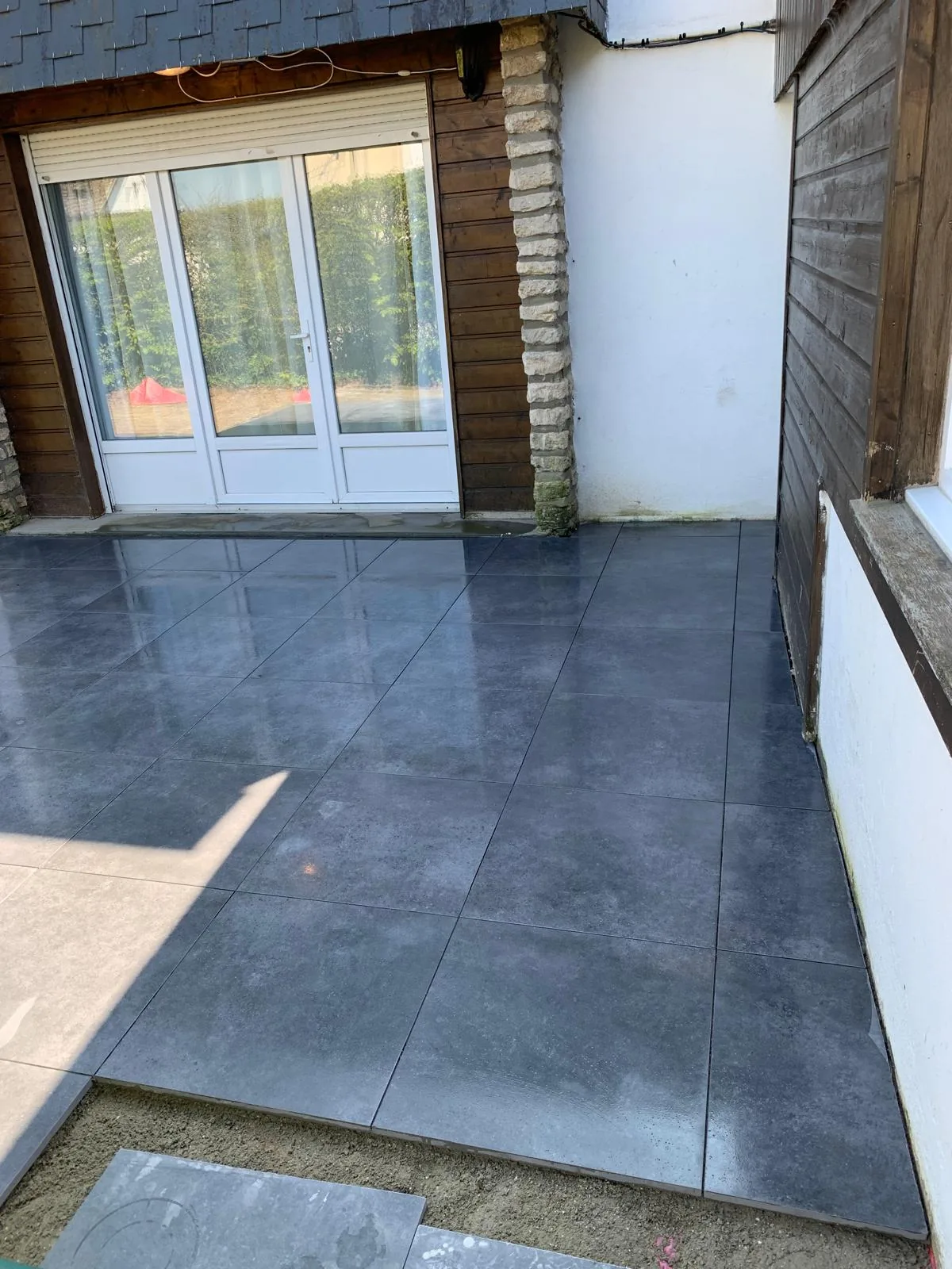 Terrasse carrelée effet béton en extérieur